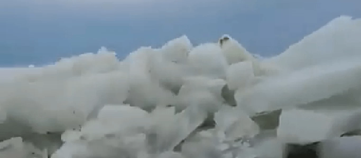 Δείτε τη στιγμή που εντυπωσιακό τσουνάμι πάγου «καταπίνει» τη στεριά (βίντεο)